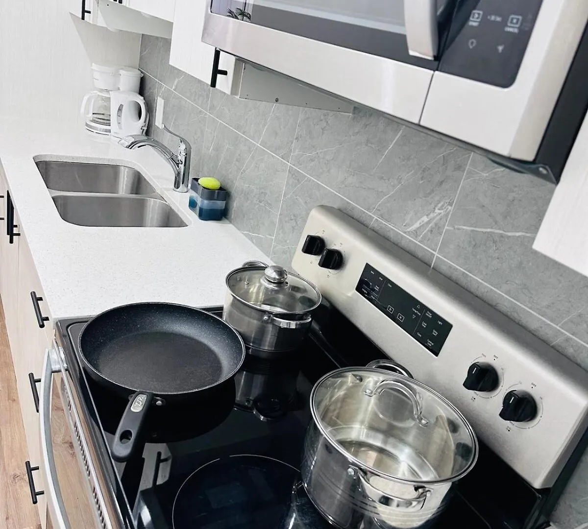 Beautiful 1 Bedroom Suite Close To Yyc Airport Apartment