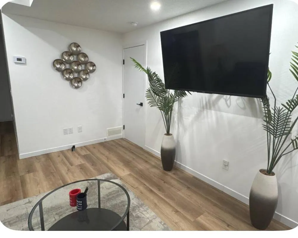 Beautiful 1 Bedroom Suite Close To Yyc Airport Apartment